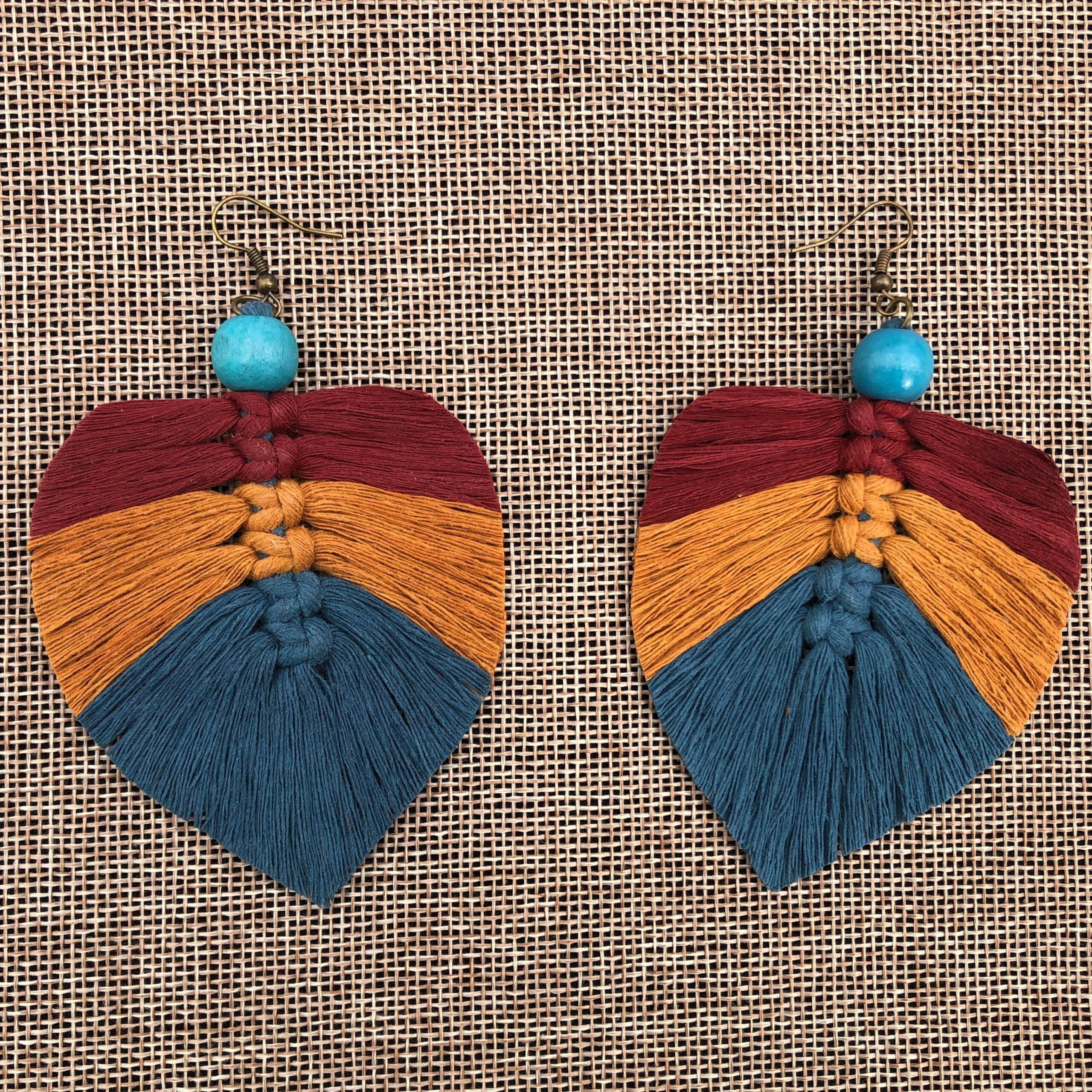 Brincos Macramé Boho Leaf Os Brincos Boho Leaf são uma escolha vibrante e alegre para um look ousado e criativo.