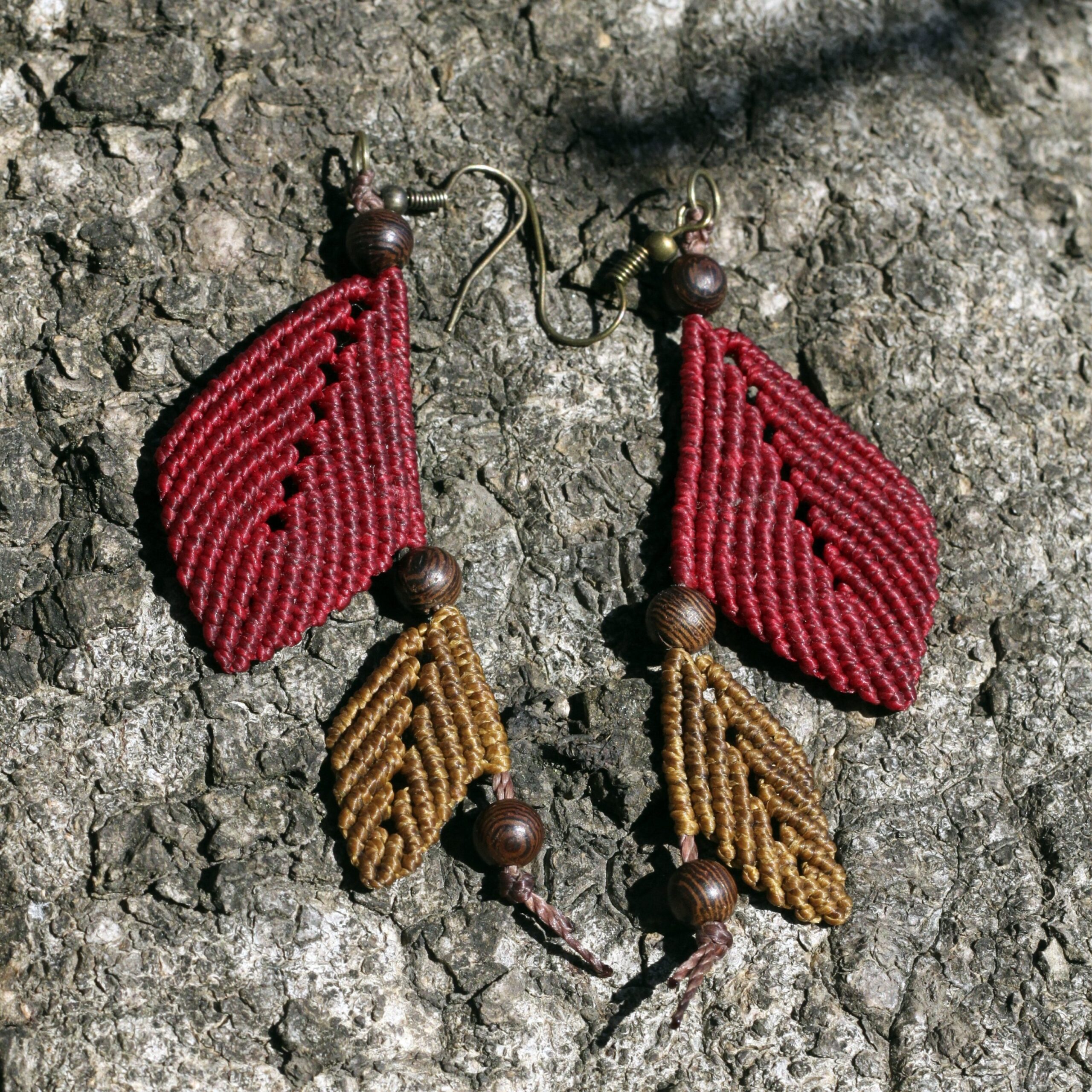Brincos Macramé Charmed leafs A magia desses brincos está na sua simplicidade, tornando-os perfeitos para uso diário ou para ocasiões especiais.