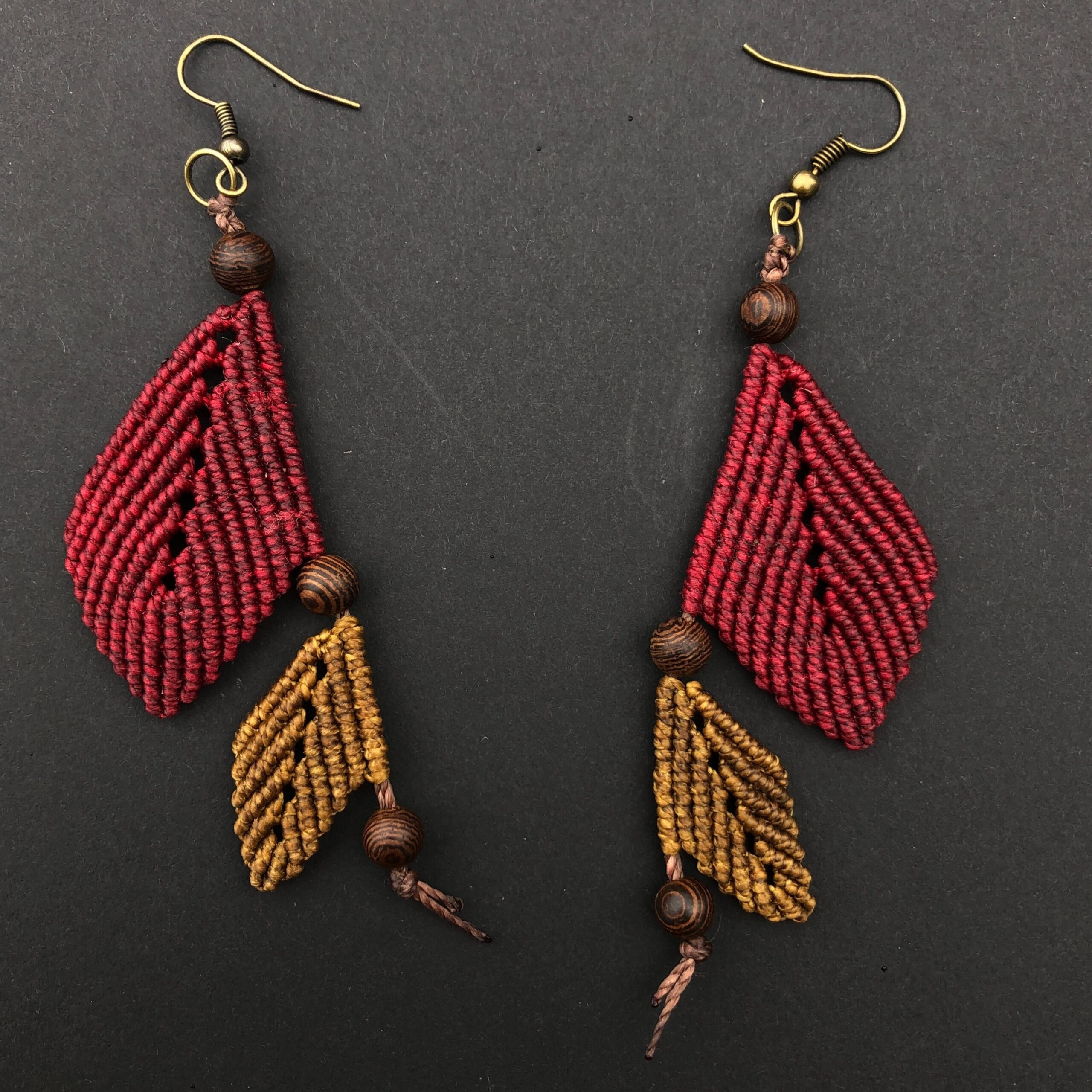 Brincos Macramé Charmed leafs A magia desses brincos está na sua simplicidade, tornando-os perfeitos para uso diário ou para ocasiões especiais.