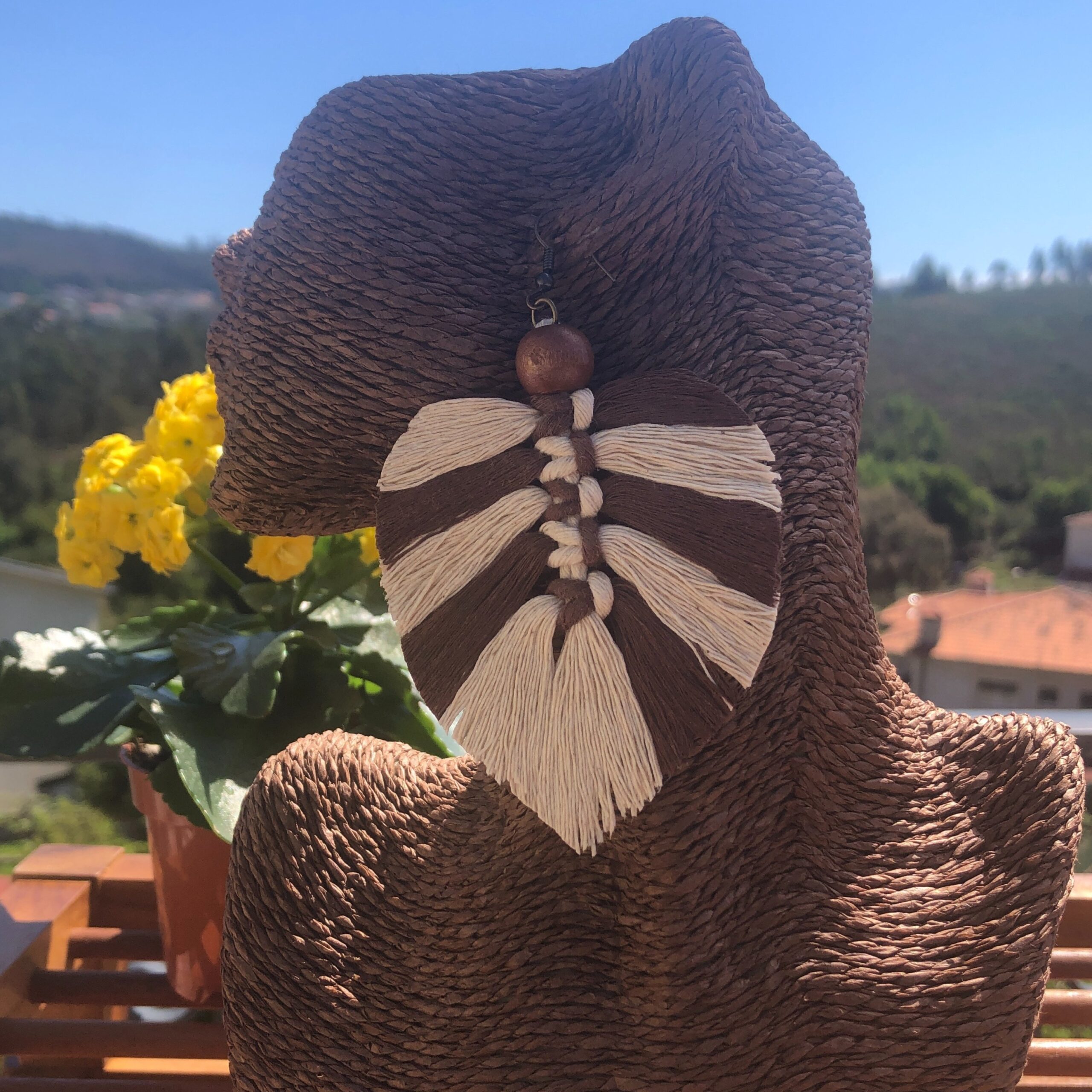 Brincos Macramé Earth Leaf Os brincos Earth Leaf são uma escolha elegante e natural tanto para um look clássico e elegante como orgânico e descontraído.