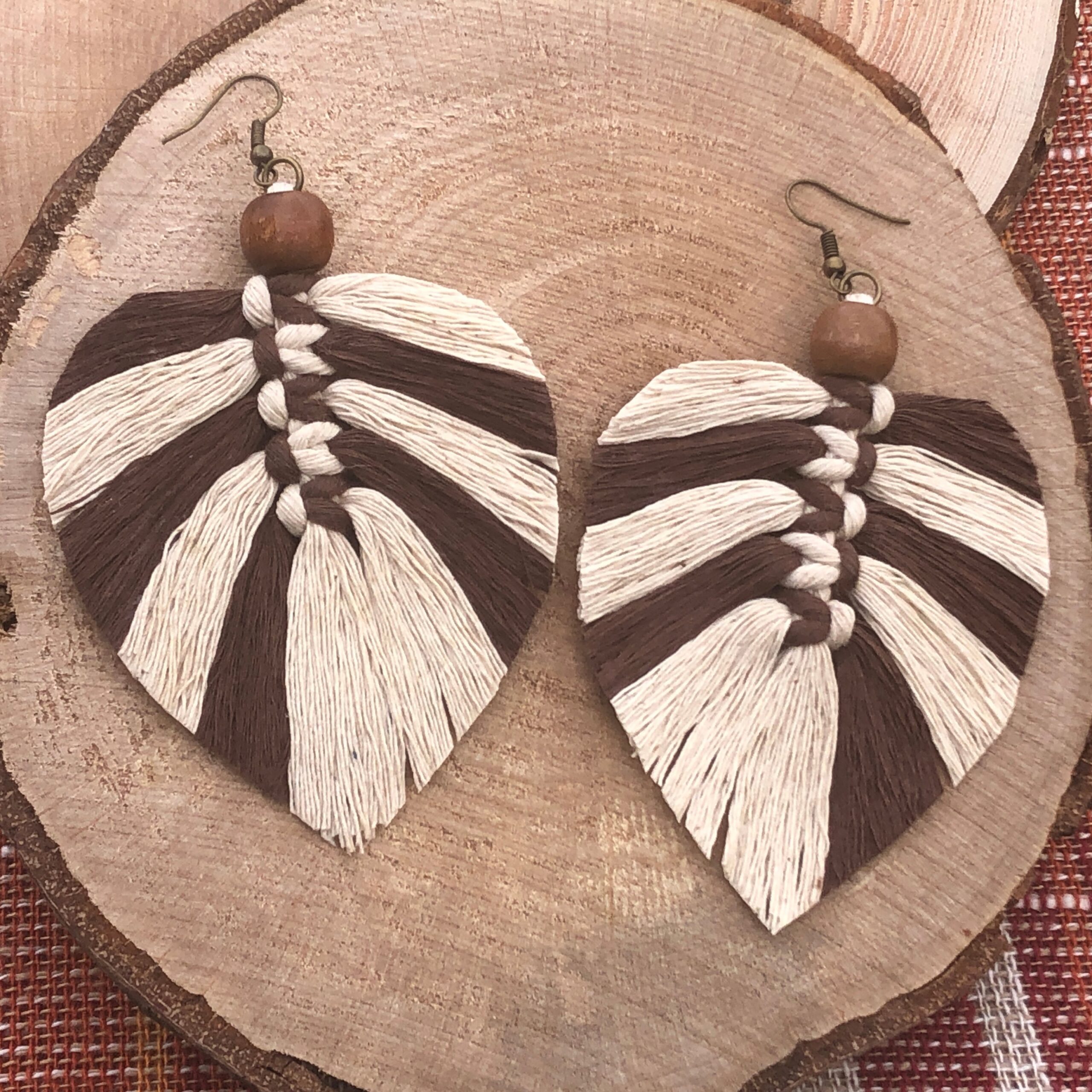 Brincos Macramé Earth Leaf Os brincos Earth Leaf são uma escolha elegante e natural tanto para um look clássico e elegante como orgânico e descontraído.