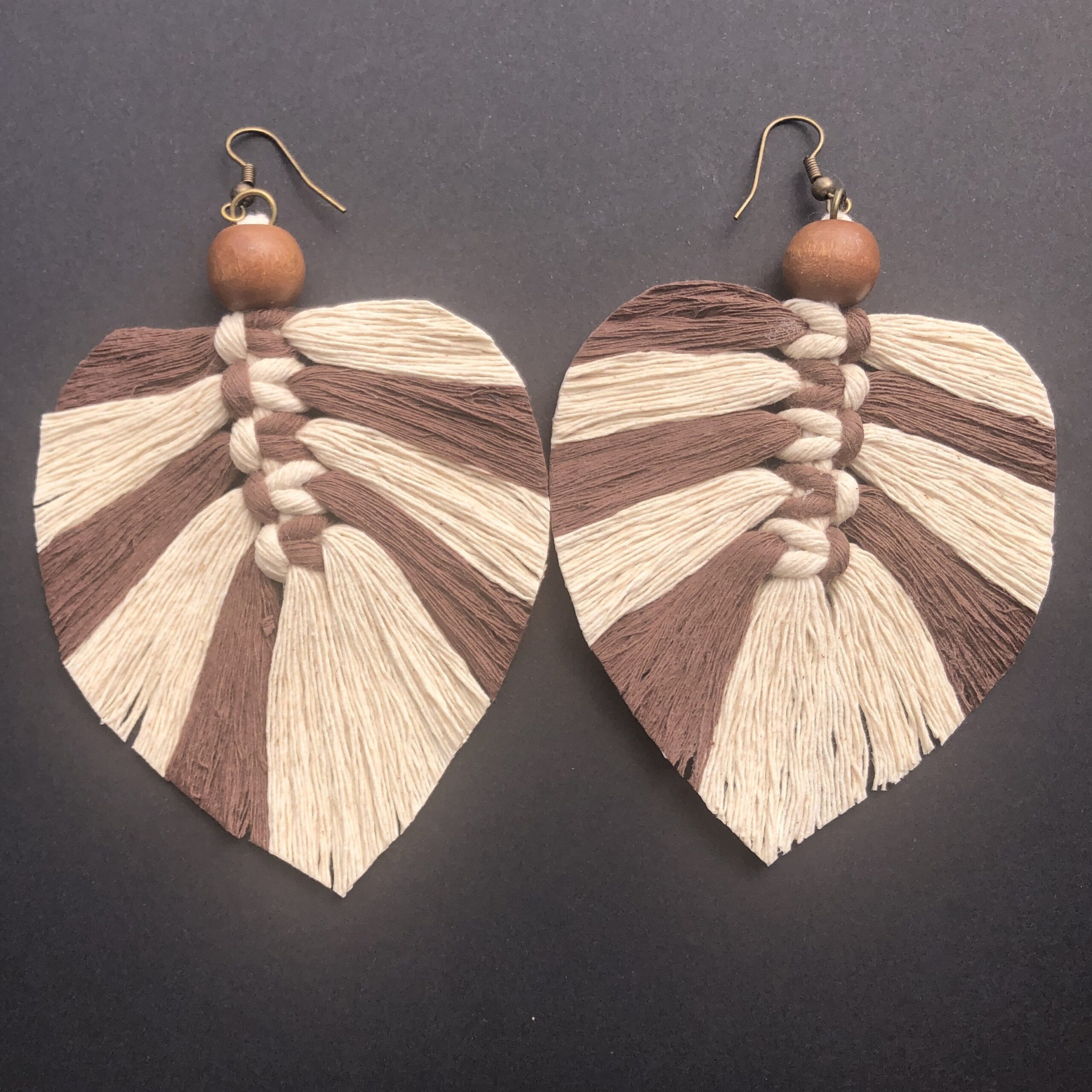 Brincos Macramé Earth Leaf Os brincos Earth Leaf são uma escolha elegante e natural tanto para um look clássico e elegante como orgânico e descontraído.