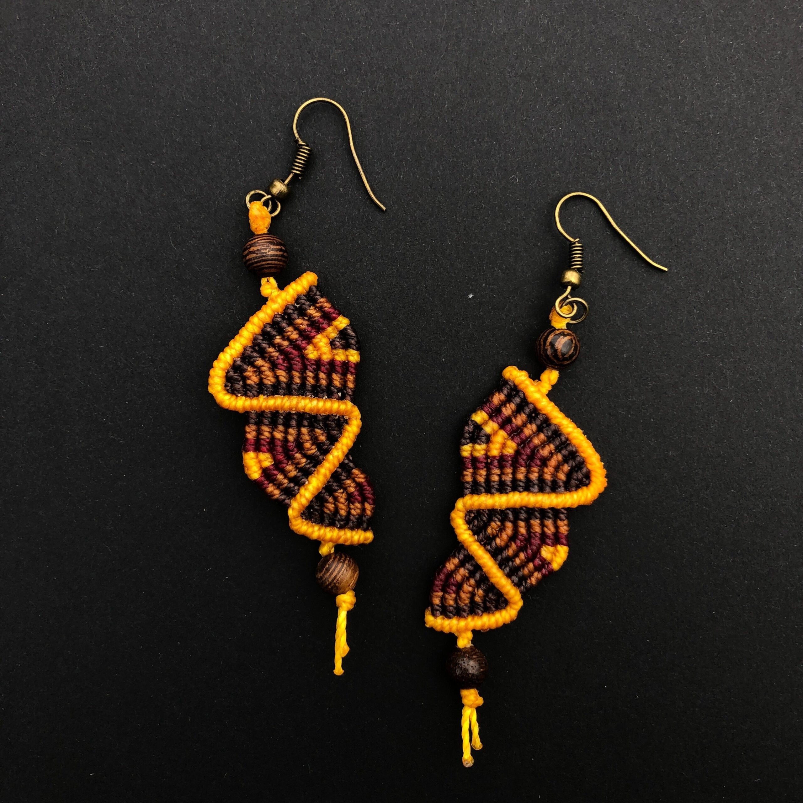 Brincos Macramé Tribenergy Os brincos Tribenergy são verdadeiras obras de arte em forma de acessório, perfeitos para quem procura um estilo original e cheio de energia. Seja para uma ocasião especial ou para o uso cotidiano, esses brincos vão atrair olhares e adicionar um toque de estilo tribal e moderno ao teu visual.