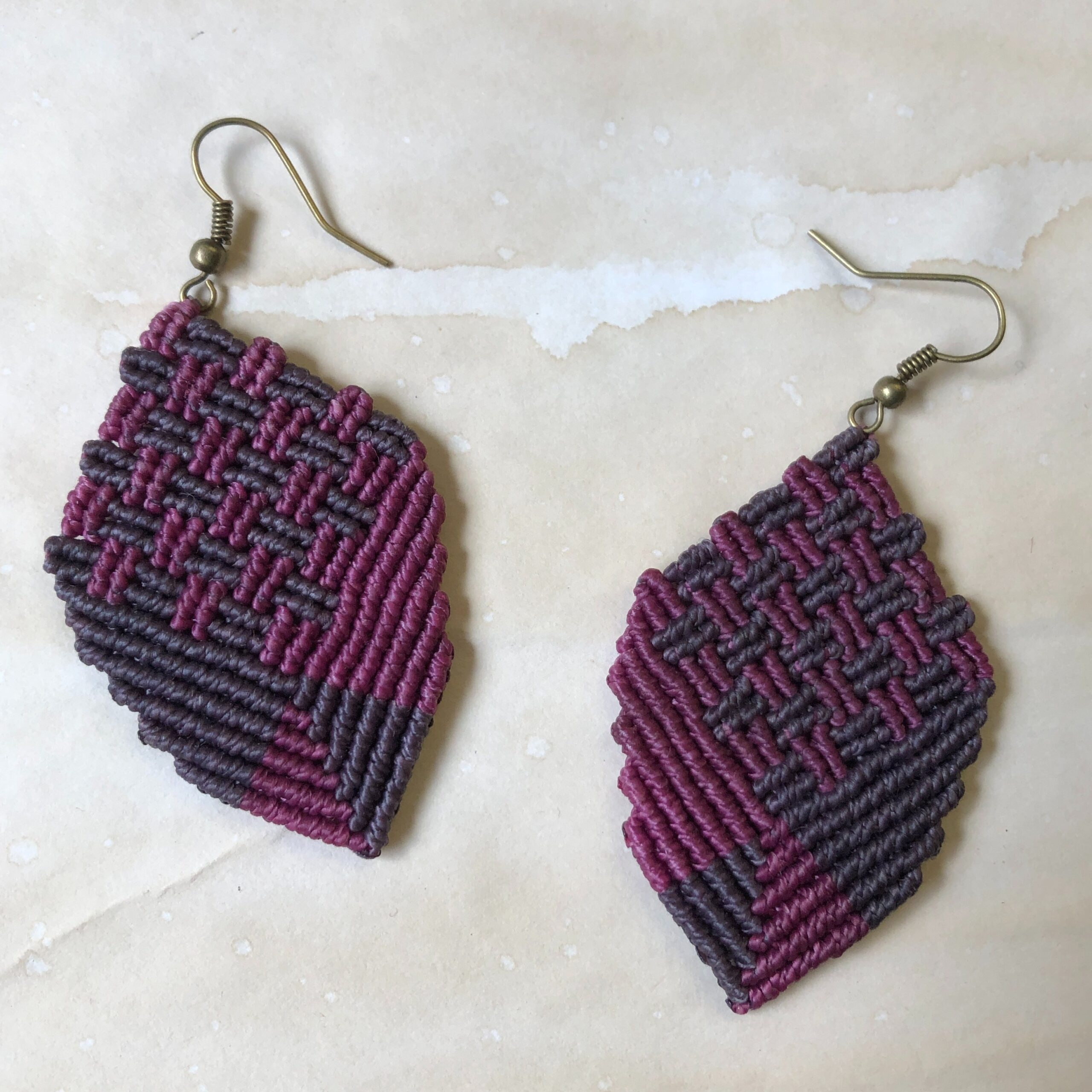 Brincos Macramé Rook Os brincos Rook são um acessório perfeito para quem procura um toque de estilo único, forte e sofisticado. Um acessório perfeito de artesanato e inspiração, podendo ser uma escolha perfeita para qualquer ocasião.
