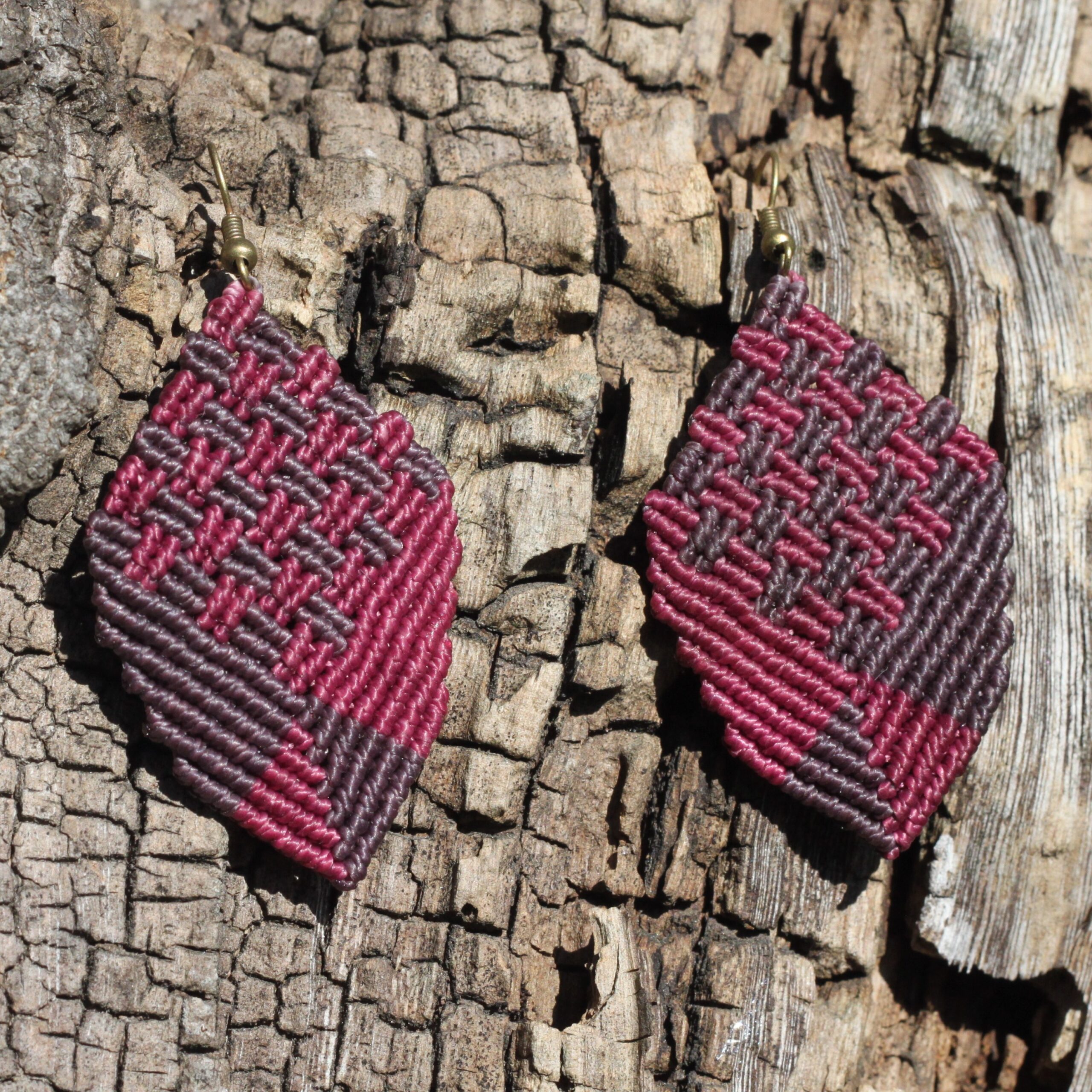 Brincos Macramé Rook Os brincos Rook são um acessório perfeito para quem procura um toque de estilo único, forte e sofisticado. Um acessório perfeito de artesanato e inspiração, podendo ser uma escolha perfeita para qualquer ocasião.