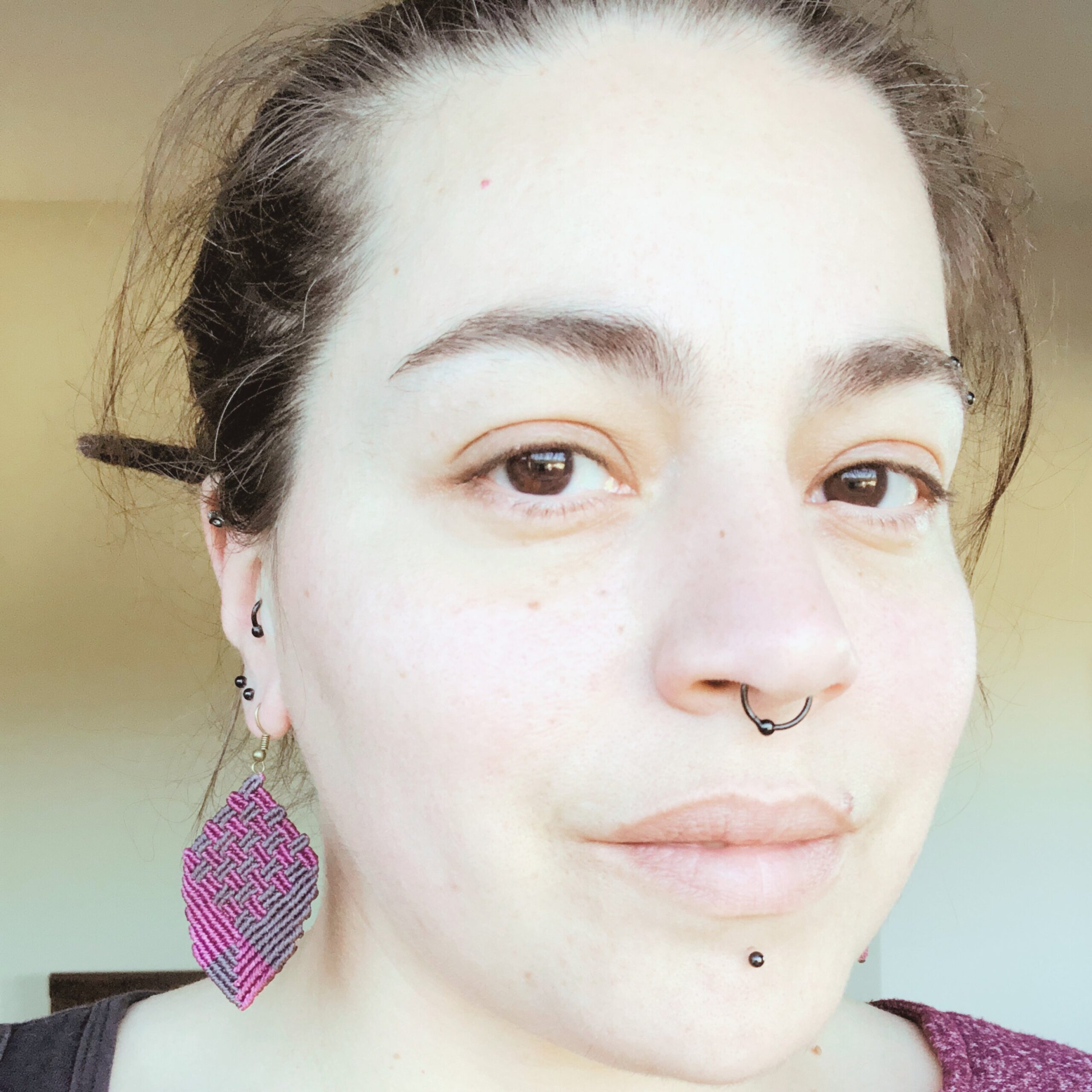 Brincos Macramé Rook Os brincos Rook são um acessório perfeito para quem procura um toque de estilo único, forte e sofisticado. Um acessório perfeito de artesanato e inspiração, podendo ser uma escolha perfeita para qualquer ocasião.