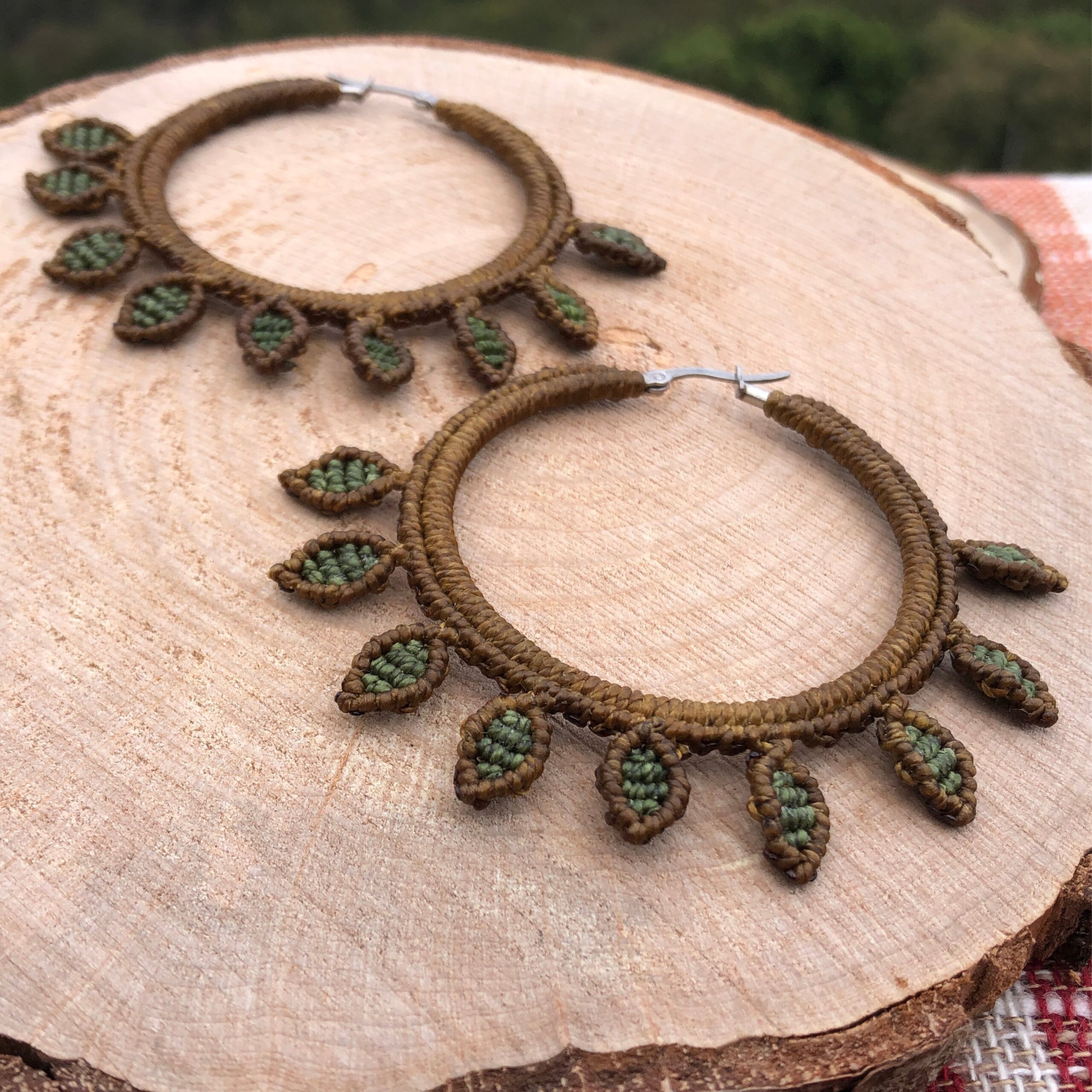 Os brincos Natural Leafage são uma combinação perfeita de simplicidade e beleza. Estes brincos são uma expressão de estilo elegante e um lembrete constante da vitalidade na natureza.