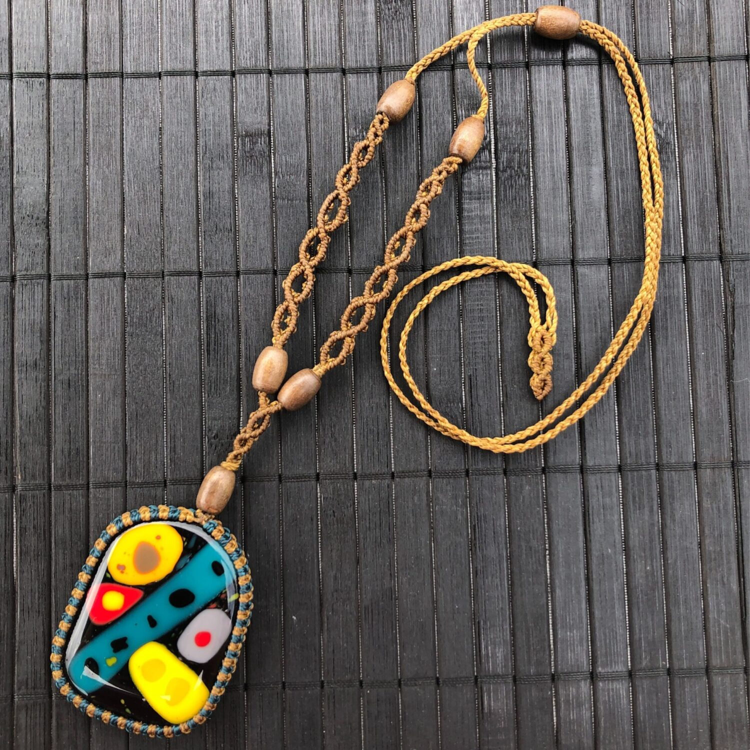 O colar Harmonitribe traz uma sensação de paz, conexão e comunidade. O design harmonioso é perfeito para quem procura uma peça única e artística.
